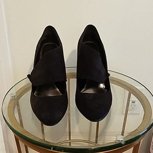 Black suede pumps by Apostrophe